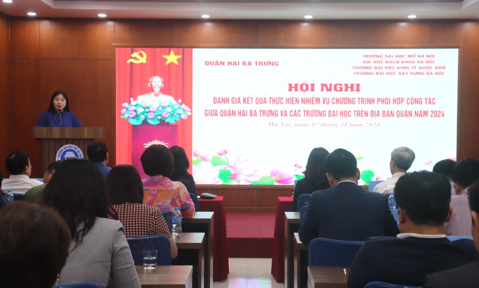 Quang cảnh&nbsp;Hội nghị đ&aacute;nh gi&aacute; kết quả thực hiện chương tr&igrave;nh phối hợp c&ocirc;ng t&aacute;c giữa Quận Hai B&agrave; Trưng v&agrave; c&aacute;c trường đại học tr&ecirc;n địa b&agrave;n năm 2024