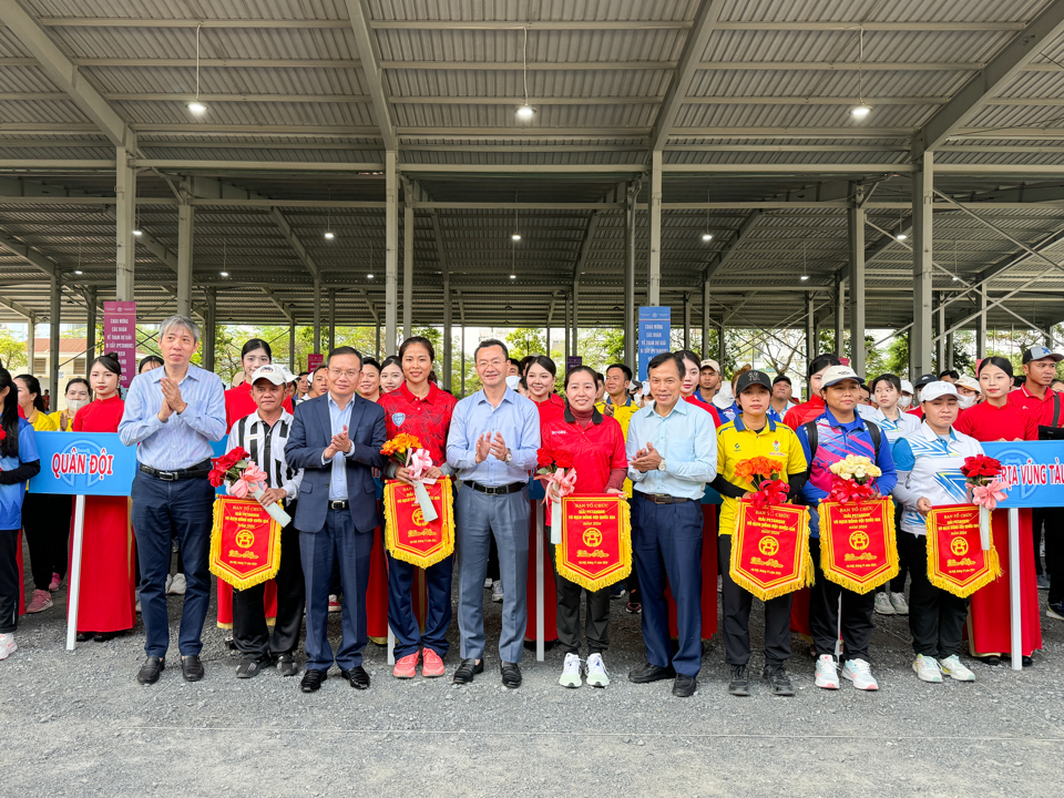 Các đại biểu và Ban Tổ chức tặng hoa, cờ lưu niệm cho các đội tham dự Giải Bi sắt vô địch đồng đội quốc gia 2024.