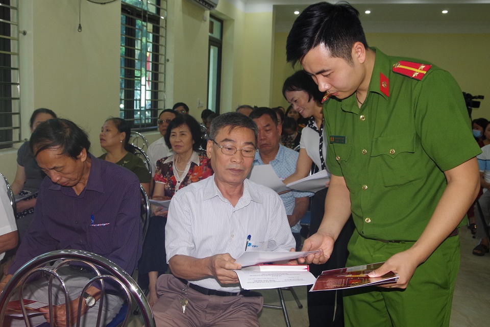 Lực lượng C&ocirc;ng an x&atilde; tuy&ecirc;n truyền, hướng dẫn người d&acirc;n tiếp nhận th&ocirc;ng tin ph&ograve;ng, chống tội phạm tr&ecirc;n ứng dụng VNeID, Zalo. Ảnh: CACC