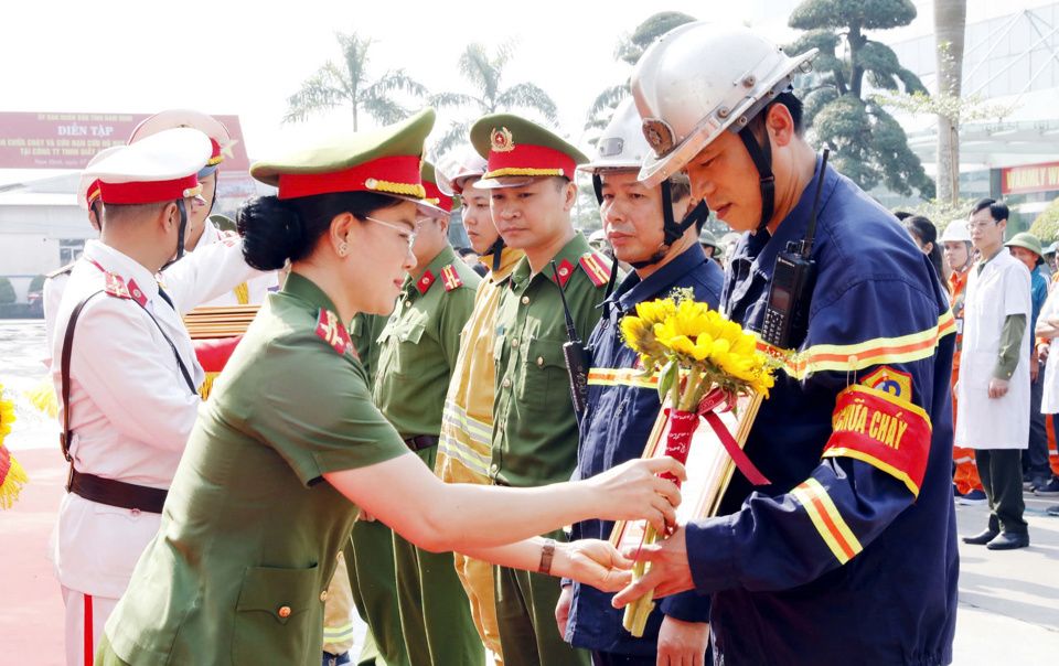 Đồng ch&iacute; Đại t&aacute; Phan Thị Loan, Ph&oacute; Gi&aacute;m đốc C&ocirc;ng an tỉnh trao khen thưởng cho tập thể, c&aacute; nh&acirc;n c&oacute; th&agrave;nh t&iacute;ch trong tham mưu tổ chức v&agrave; tham gia diễn tập.