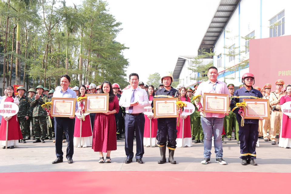 Đồng ch&iacute;&nbsp;Trần Anh Dũng, Ủy vi&ecirc;n Ban Thường vụ Tỉnh ủy, Ph&oacute; Chủ tịch thường trực UBND tỉnh Nam Định trao Bằng khen cho tập thể, c&aacute; nh&acirc;n c&oacute; th&agrave;nh t&iacute;ch trong tham mưu tổ chức v&agrave; tham gia diễn tập.