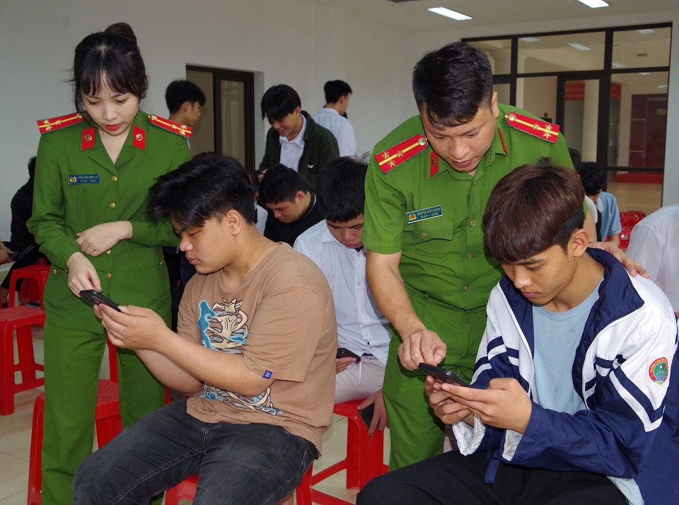 Lực lượng C&ocirc;ng an tuy&ecirc;n truyền, hướng dẫn học sinh, sinh vi&ecirc;n tiếp nhận th&ocirc;ng tin ph&ograve;ng, chống tội phạm tr&ecirc;n ứng dụng VNeID, Zalo. Ảnh: CACC