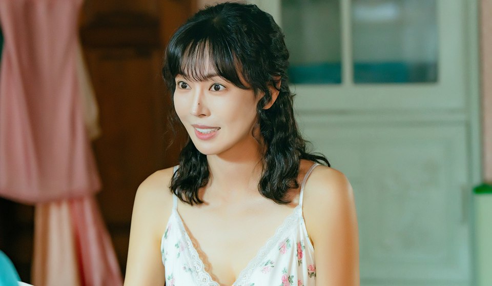 Kim So Yeon mất 12 tiếng cho cảnh quay b&aacute;n h&agrave;ng đầu ti&ecirc;n của phim "Người b&aacute;n h&agrave;ng cần mẫn". Ảnh: Nh&agrave; sản xuất