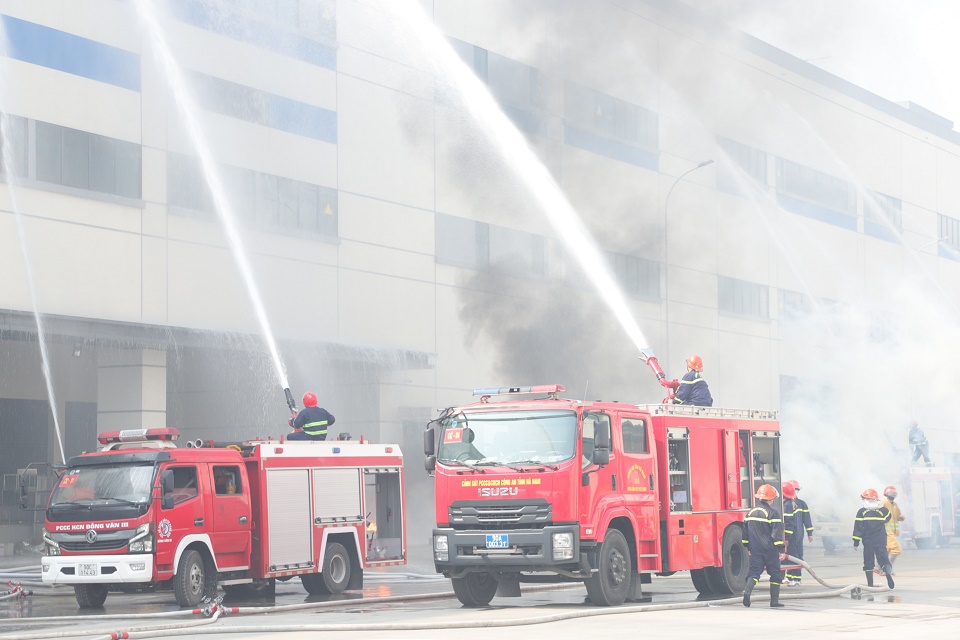 Lực lượng Cảnh s&aacute;t PCCC&amp;CNCH C&ocirc;ng an tỉnh huy động c&aacute;n bộ, chiến sĩ, phương tiện thực hiện phương &aacute;n chữa ch&aacute;y v&agrave; cứu nạn cứu hộ.