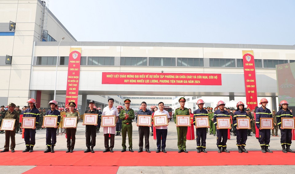 Đại t&aacute; Phạm H&ugrave;ng Dương - Ủy vi&ecirc;n Ban Thường vụ Đảng ủy, Ph&oacute; Gi&aacute;m đốc C&ocirc;ng an tỉnh tặng Giấy khen cho c&aacute;c tập thể, c&aacute; nh&acirc;n ti&ecirc;u biểu trong tham mưu, triển khai thực hiện diễn tập.