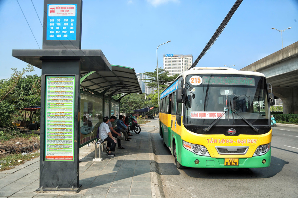 Tuyến bu&yacute;t kế cận số 215 hoạt động tr&ecirc;n đường Phạm H&ugrave;ng, H&agrave; Nội. Ảnh: Ngọc Hải