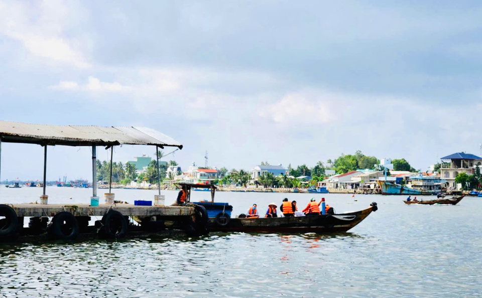 Chiếc ghe m&aacute;y nhỏ b&eacute;, trọng tải thấp n&ecirc;n chỉ c&oacute; thể chở từng nh&oacute;m khoảng 10 người qua lại.