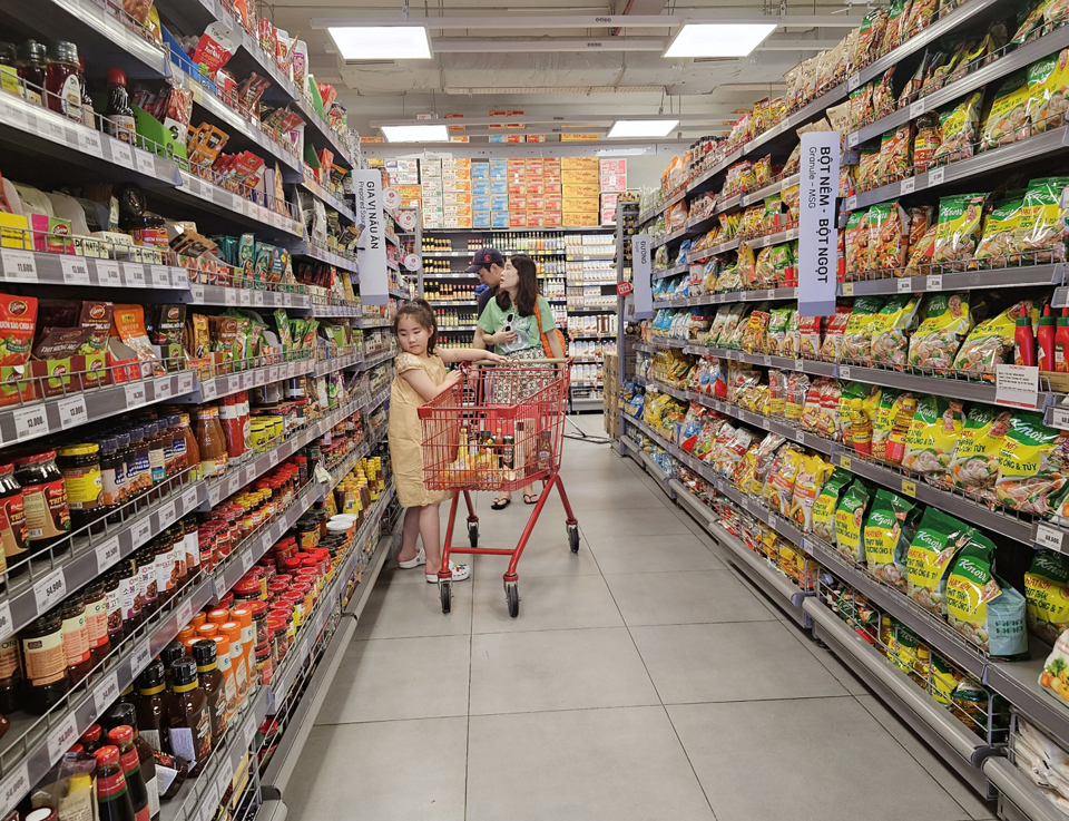 LOTTE Mart giảm gi&aacute; sản phẩm thu h&uacute;t người ti&ecirc;u d&ugrave;ng mua sắm.Ảnh: Ho&agrave;i Nam