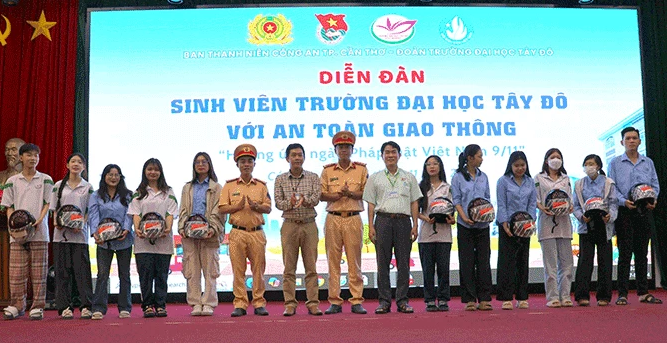 Ban An to&agrave;n giao th&ocirc;ng TP Cần Thơ vừa kết hợp Trường &ETH;ại học T&acirc;y &ETH;&ocirc; tổ chức di&ecirc;̃n đàn &ldquo;Sinh vi&ecirc;n Trường &ETH;ại học T&acirc;y &ETH;&ocirc; với ATGT&rdquo; năm 2024. Ảnh KX