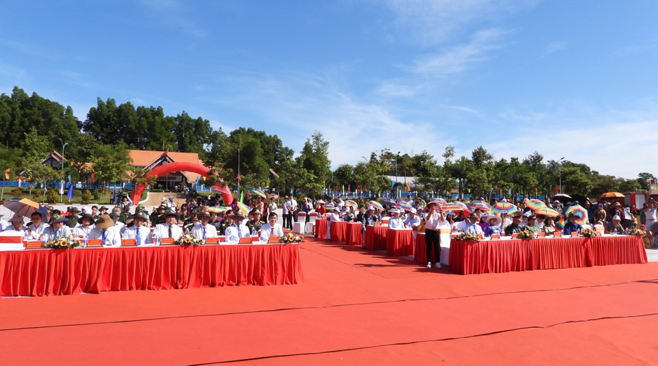 Đ&ocirc;ng đảo l&atilde;nh đạo huyện B&ugrave; Đăng, c&ugrave;ng nhiều tầng lớp Nh&acirc;n d&acirc;n dự lễ khai mạc. Ảnh: L&acirc;m Thiện