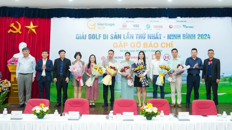 Ban Tổ chức tặng hoa cho c&aacute;c nh&agrave; t&agrave;i trợ Giải Golf di sản Lần thứ &nbsp;nhất.