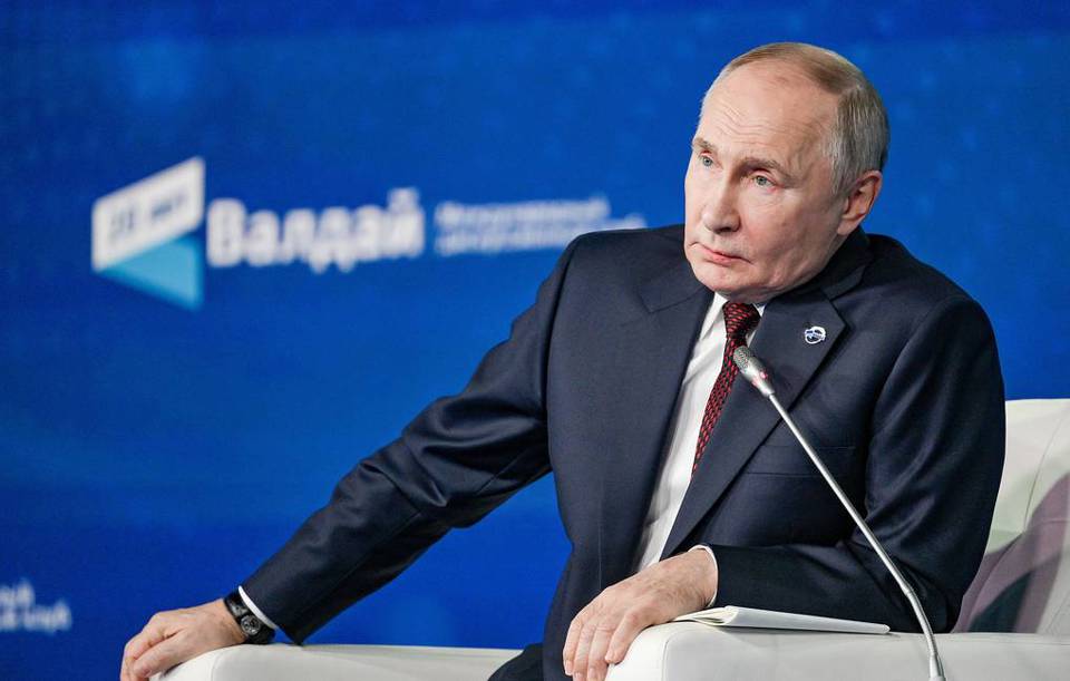 Tổng thống Nga Vladimir Putin ph&aacute;t biểu với b&aacute;o giới b&ecirc;n lề&nbsp;Diễn đ&agrave;n Valdai tổ chức ở Sochi ng&agrave;y 7/11. Ảnh: Tass