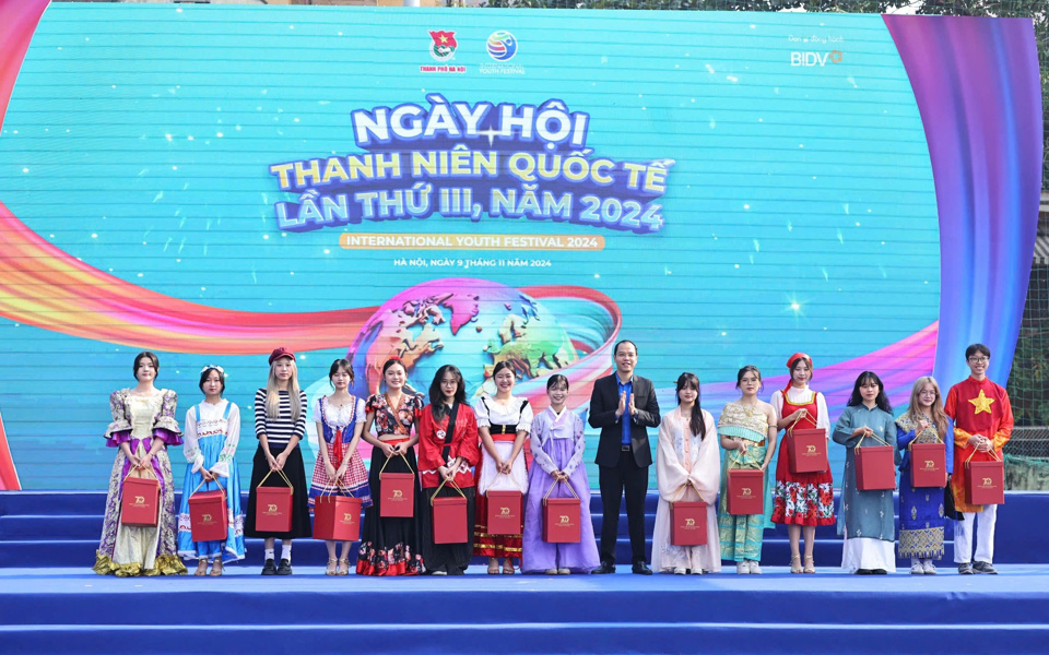 Ph&oacute; B&iacute; thư Th&agrave;nh đo&agrave;n, Chủ tịch Hội Sinh vi&ecirc;n Việt Nam TP H&agrave; Nội Nguyễn Tiến Hưng trao tặng qu&agrave; lưu niệm tới đại diện kh&ocirc;ng gian văn h&oacute;a c&aacute;c quốc gia