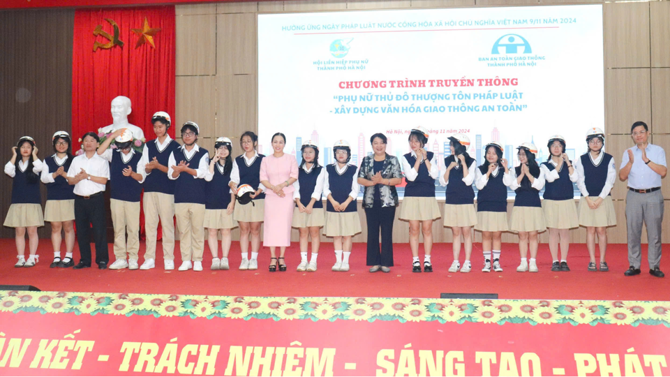 Ban tổ chức trao tặng mũ bảo hiểm cho c&aacute;c em học sinh THPT tham gia chương tr&igrave;nh