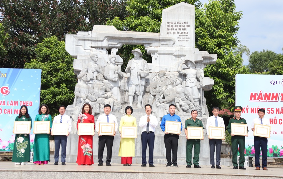 B&iacute; thư Quận ủy, Chủ tịch HĐND quận Ho&agrave;n Kiếm Vũ Đăng Định trao khen thưởng cho c&aacute;c tập thể ti&ecirc;u biểu, c&oacute; th&agrave;nh t&iacute;ch xuất sắc