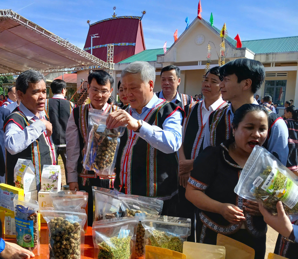 Ph&oacute; Thủ tướng thường trực Ch&iacute;nh phủ Nguyễn Ho&agrave; B&igrave;nh thăm gian h&agrave;ng sản phẩm n&ocirc;ng nghiệp của địa phương.