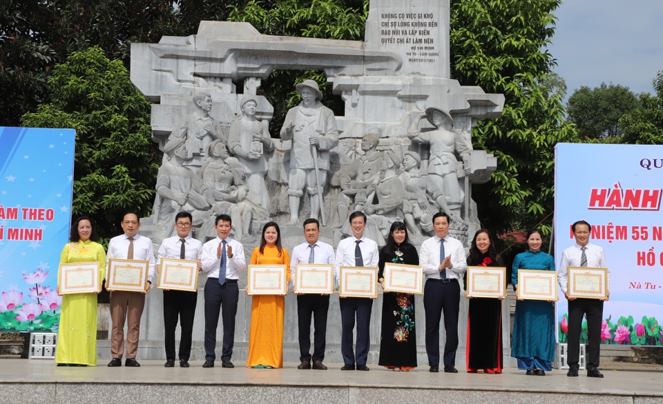 Ph&oacute; B&iacute; thư thường trực Quận ủy Ho&agrave;n Kiếm Nguyễn Quốc Kh&aacute;nh v&agrave;&nbsp;&nbsp;Ph&oacute; B&iacute; thư Quận ủy, Chủ tịch UBND quận Ho&agrave;n Kiếm Phạm Tuấn Long trao khen thưởng cho c&aacute;c&nbsp;tập thể ti&ecirc;u biểu, c&oacute; th&agrave;nh t&iacute;ch xuất sắc.