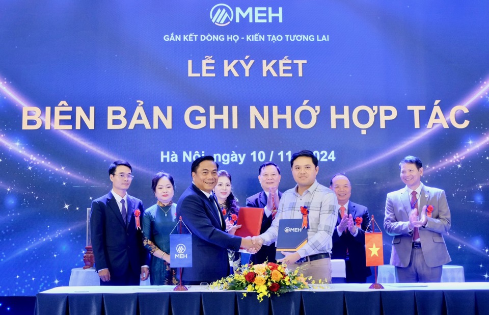 Lễ k&yacute; kết bi&ecirc;n bản ghi nhớ hợp t&aacute;c giữa Hội Doanh nh&acirc;n họ Mai H&agrave; Nội với c&aacute;c đối t&aacute;c.