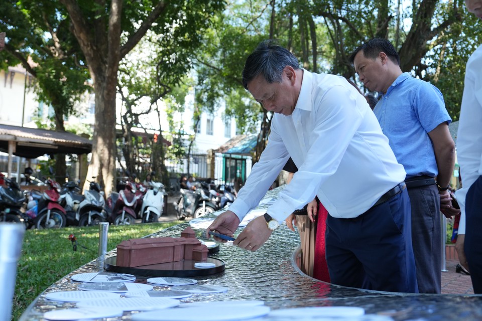 Ph&oacute; B&iacute; thư Thường trực Th&agrave;nh ủy H&agrave; Nội Nguyễn Văn phong tham quan tại Bảo t&agrave;ng Lịch sử quốc gia Việt Nam.