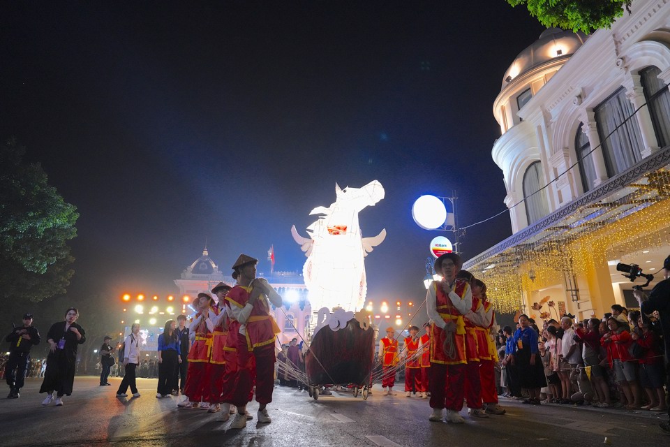 Ngay sau lễ khai mạc, lễ diễu h&agrave;nh bắt đầu với sự tham gia của l&atilde;nh đạo TP H&agrave; Nội, c&aacute;c đơn vị nghệ thuật v&agrave; đ&ocirc;ng đảo Nh&acirc;n d&acirc;n.