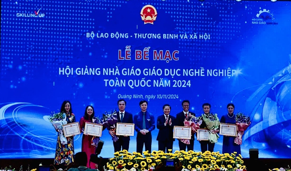 Ban Tổ chức Hội giảng trao thưởng cho c&aacute;c đo&agrave;n đoạt giải Nhất, Nh&igrave;, Ba to&agrave;n đo&agrave;n. Ảnh: Thanh B&igrave;nh