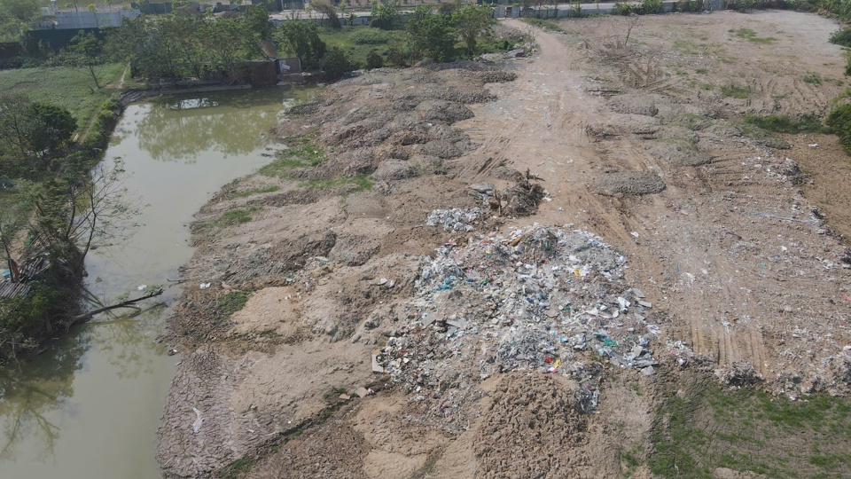 H&agrave;ng trăm ngh&igrave;n m&eacute;t khối r&aacute;c thải, phế liệu x&acirc;y dựng được đem đến x&atilde; Đại &Aacute;ng để lấp hồ nước.