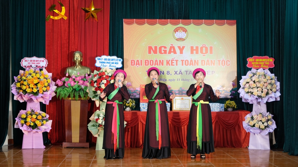 Một tiết mục văn nghệ tại Ng&agrave;y hội Đại đo&agrave;n kết to&agrave;n d&acirc;n tộc th&ocirc;n 8 (x&atilde; Tam Hiệp).