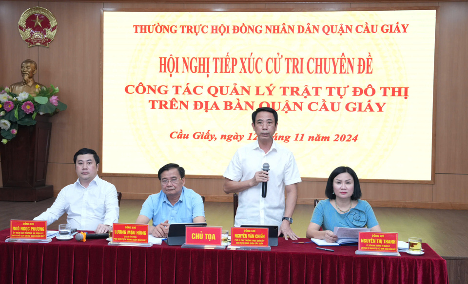 Ph&oacute; B&iacute; thư Thường trực, Chủ tịch HĐND quận Cầu Giấy Nguyễn Văn Chiến ph&aacute;t biểu tại hội nghị.