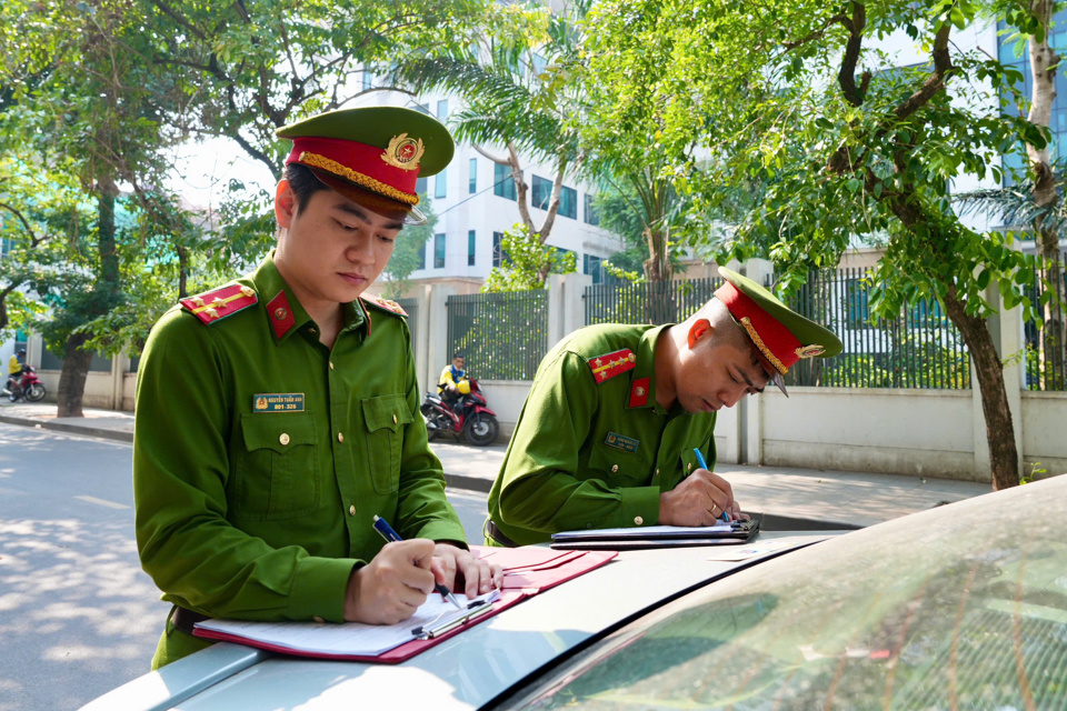 Tại buổi ra qu&acirc;n, lực lượng chức năng đ&atilde; tiến h&agrave;nh lập bi&ecirc;n bản, xử phạt h&agrave;nh ch&iacute;nh 2 trường hợp dừng đỗ phương tiện sai quy định.