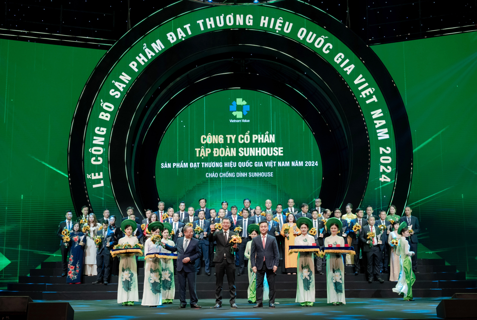 Đại diện Sunhouse nhận biểu trưng tại Lễ c&ocirc;ng bố Thương hiệu Quốc gia 2024. Ảnh: Thanh Nh&agrave;n