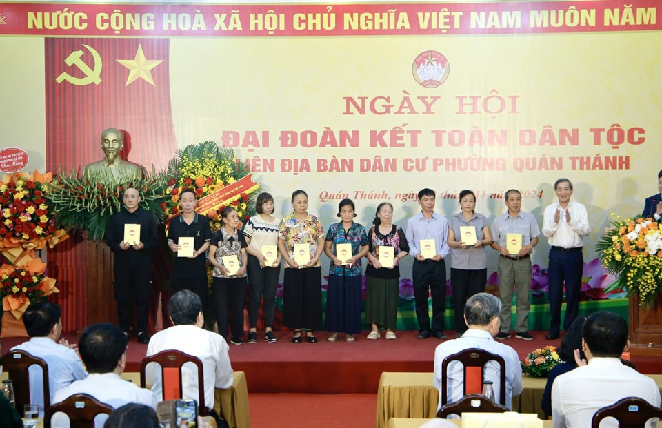 B&iacute; thư Quận ủy Ba Đ&igrave;nh Ho&agrave;ng Minh Dũng Tiến trao qu&agrave; cho c&aacute;c hộ c&oacute; ho&agrave;n cảnh kh&oacute; khăn tr&ecirc;n địa b&agrave;n phường Qu&aacute;n Th&aacute;nh.