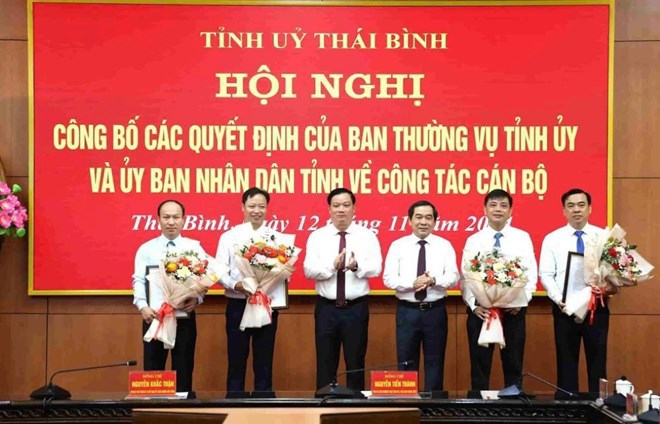 C&aacute;c đồng ch&iacute;: Nguyễn Tiến Th&agrave;nh, Ph&oacute; B&iacute; thư Thường trực Tỉnh ủy, Chủ tịch HĐND tỉnh; Nguyễn Khắc Thận, Ph&oacute; B&iacute; thư Tỉnh ủy, Chủ tịch UBND tỉnh trao quyết định v&agrave; tặng hoa ch&uacute;c mừng c&aacute;c đồng ch&iacute; được lu&acirc;n chuyển, điều động.&nbsp;Ảnh: Nam Hồng