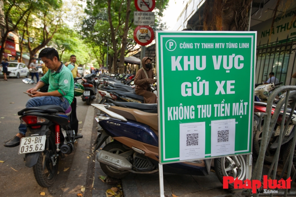 Thực hiện tr&ocirc;ng giữ xe kh&ocirc;ng d&ugrave;ng tiền mặt tại một số tuyến phố ở quận Ho&agrave;n Kiếm, H&agrave; Nội. Ảnh: Kh&aacute;nh Huy &nbsp;