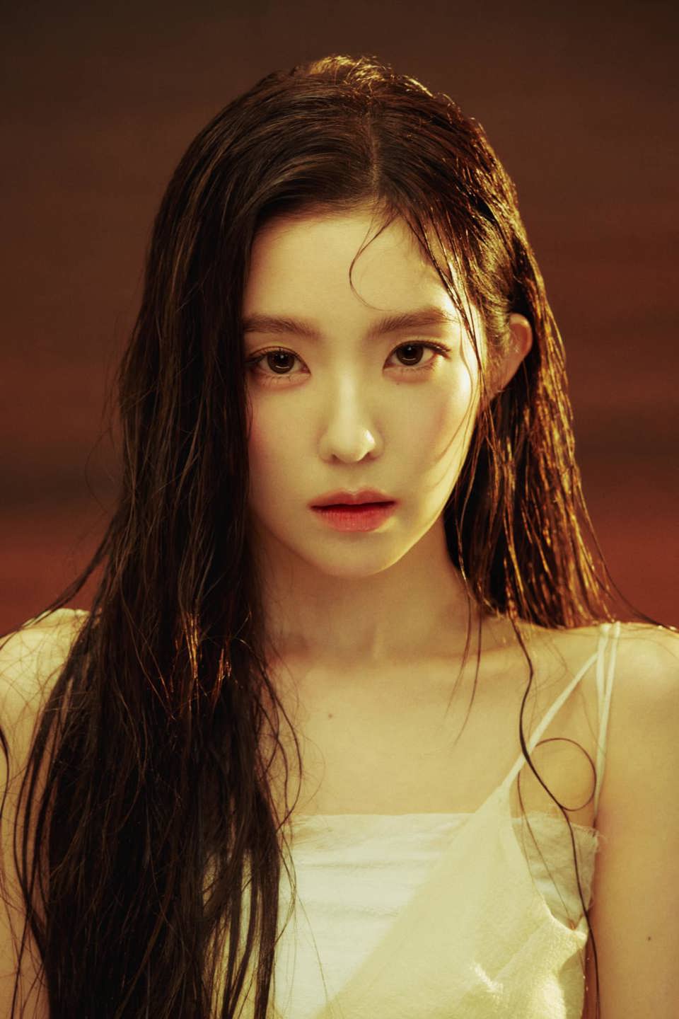 Trưởng nh&oacute;m của Red Velvet - Irene l&agrave;m kh&aacute;n giả cho&aacute;ng v&igrave; nhan sắc trong veo khi đứng chung khung h&igrave;nh với t&acirc;n binh k&eacute;m m&igrave;nh 17 tuổi.