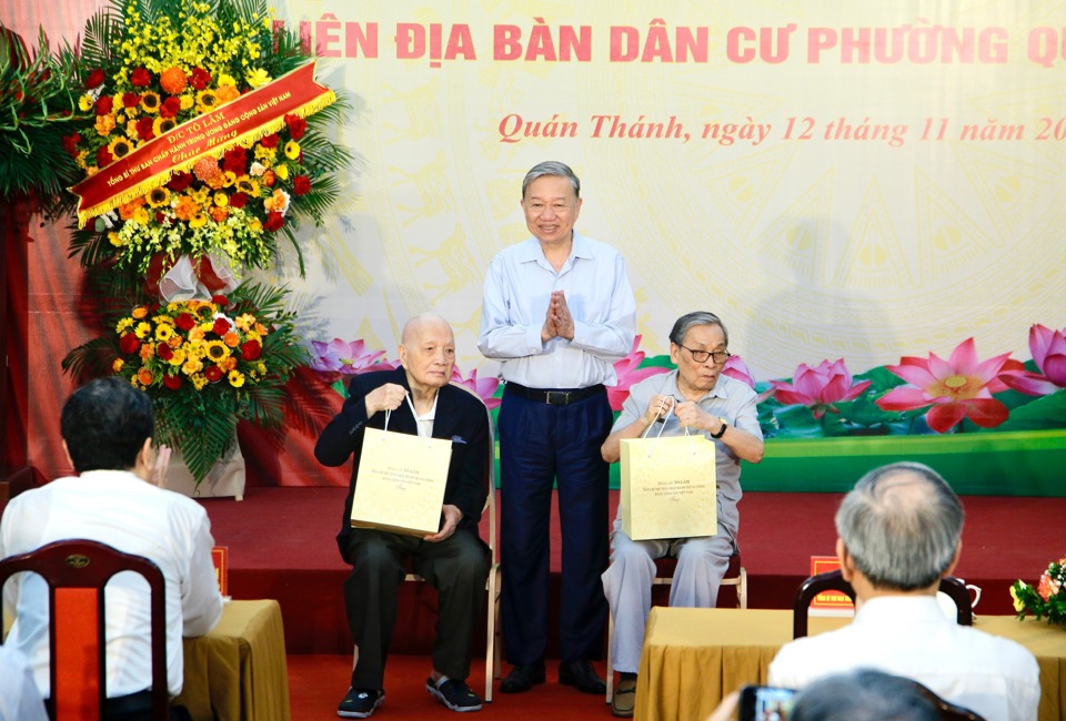 Tổng B&iacute; thư T&ocirc; L&acirc;m trao qu&agrave; cho c&aacute;c cựu chiến sĩ tham gia giải ph&oacute;ng Thủ đ&ocirc; v&agrave; chiến trường Điện Bi&ecirc;n Phủ.