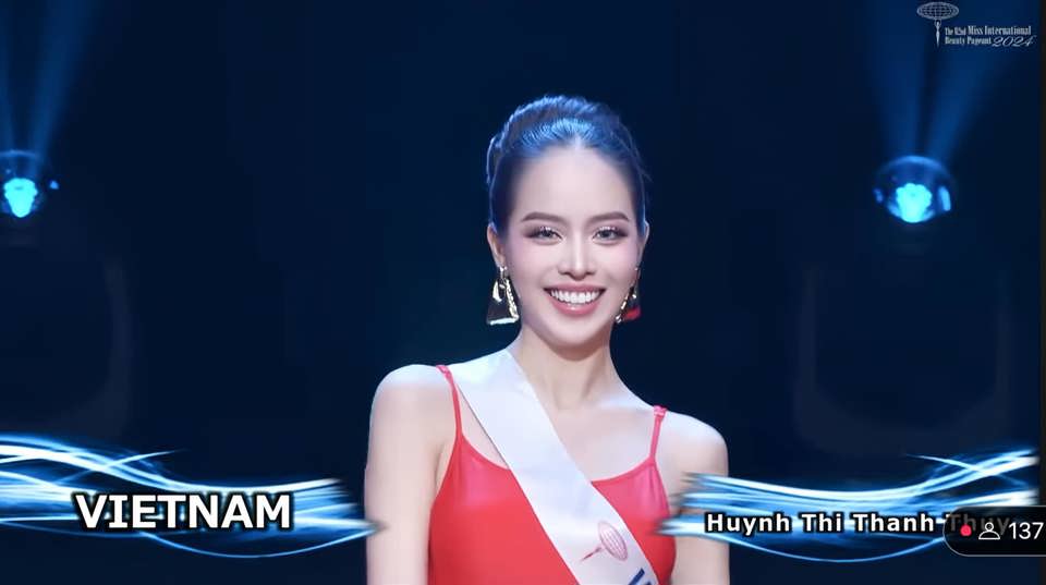 Thanh Thủy tự tin trong phần tr&igrave;nh diễn &aacute;o tắm của Top 20 Hoa hậu quốc tế Miss International 2024.