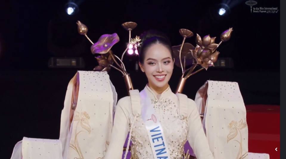 Thanh Thủy mặc trang phục d&acirc;n tộc tại chung kết Hoa hậu Quốc tế Miss International 2024.&nbsp;&nbsp;Đại diện New Zealand thắng giải trang phục d&acirc;n tộc đẹp nhất.