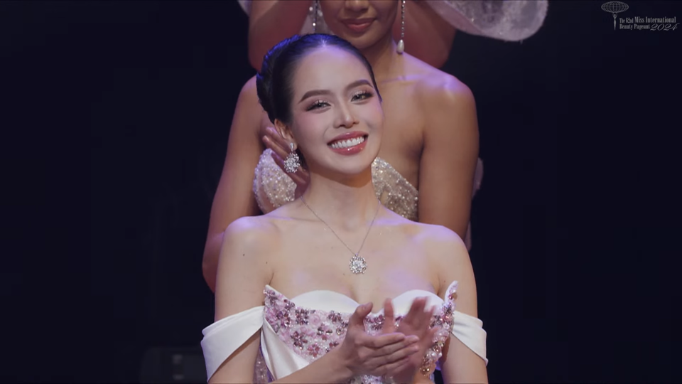 Thanh Thủy xuất sắc lọt top 8 của cuộc thi.&nbsp;Top 8 được c&ocirc;ng bố sau phần tr&igrave;nh diễn dạ hội của c&aacute;c th&iacute; sinh gồm: Bolivia, Indonesia, Cộng h&ograve;a Czech, Venezuela, Ba Lan, New Zealand, Việt Nam, T&acirc;y Ban Nha.