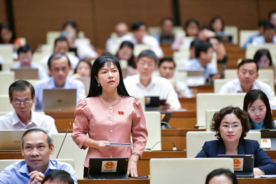 Đại biểu Quốc hội Tạ Thị Y&ecirc;n (Đo&agrave;n đại biểu Quốc hội tỉnh Điện Bi&ecirc;n) chất vấn.&nbsp;Ảnh: Quochoi.vn