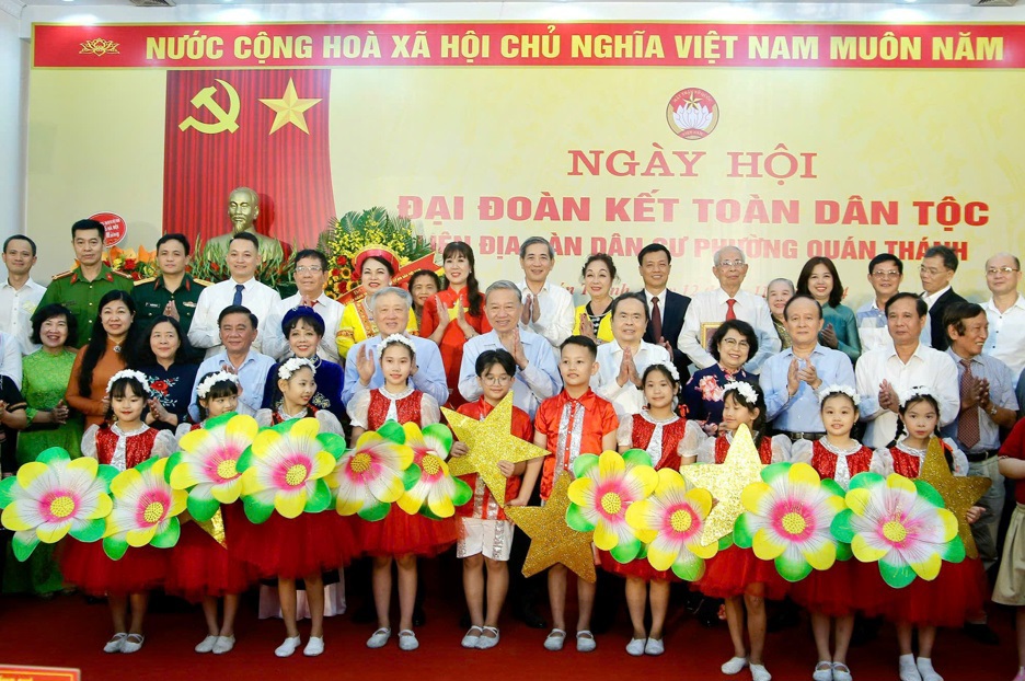 L&atilde;nh đạo Đảng, Nh&agrave; nước v&agrave; TP H&agrave; Nội chụp ảnh lưu niệm với c&aacute;n bộ, Nh&acirc;n d&acirc;n phường Qu&aacute;n Th&aacute;nh, quận Ba Đ&igrave;nh.&nbsp;