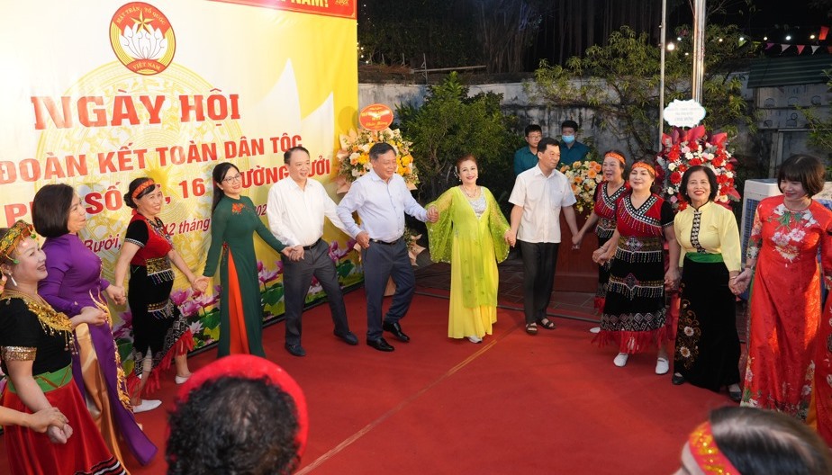 Ph&oacute; B&iacute; thư Thường trực Th&agrave;nh ủy H&agrave; Nội Nguyễn Văn Phong tham gia vũ điệu kết đo&agrave;n c&ugrave;ng đại diện Nh&acirc;n d&acirc;n tổ d&acirc;n phố 15, 16.