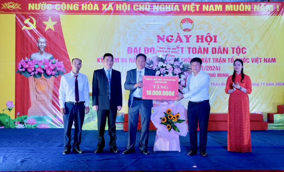 Thay mặt TP H&agrave; Nội, Ph&oacute; Chủ tịch Uỷ ban MTTQ Việt Nam TP H&agrave; Nội Phạm Anh Tuấn trao 10 triệu đồng tặng Nh&acirc;n d&acirc;n th&ocirc;n Đo&agrave;i.