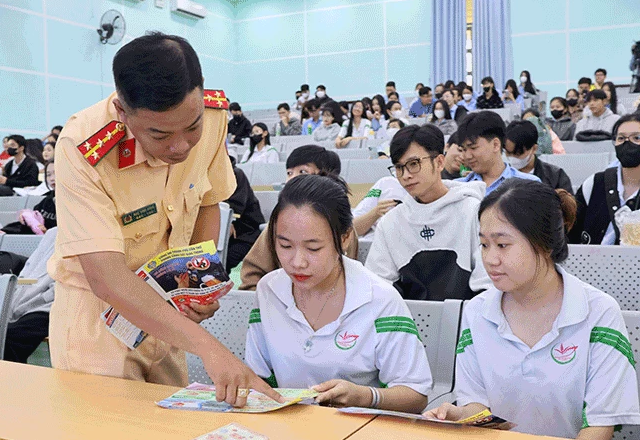 Cảnh s&aacute;t giao th&ocirc;ng - Trật tự C&ocirc;ng an quận C&aacute;i Răng tuy&ecirc;n truyền, hướng dẫn sinh vi&ecirc;n Trường Đại học T&acirc;y Đ&ocirc; một số quy định mới của Luật Trật tự ATGT đường bộ năm 2024.