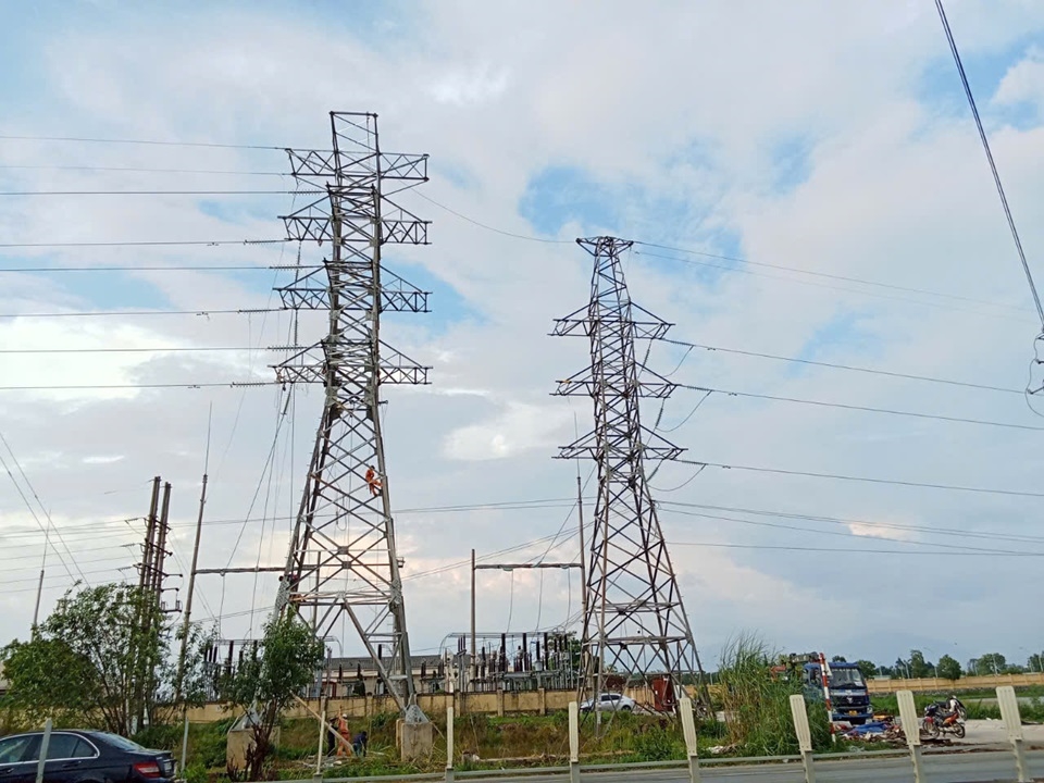 Đ&acirc;̉y nhanh ti&ecirc;́n đ&ocirc;̣ dự án cải tạo đường d&acirc;y 110kV Vĩnh Y&ecirc;n - Vĩnh Tường - Việt Tr&igrave;. Ảnh: Điện lực Vĩnh Ph&uacute;c