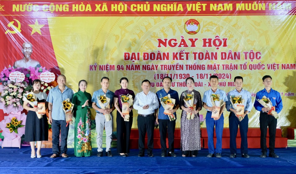 Huyện S&oacute;c Sơn trao 30 suất qu&agrave; cho c&aacute;c tập thể, c&aacute; nh&acirc;n.