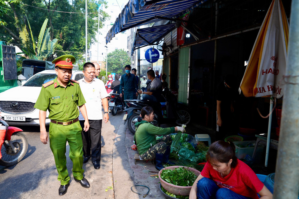 Lực lượng chức năng phường Bưởi kiểm tra, nhắc nhở c&aacute;c hộ kinh doanh kh&ocirc;ng chiếm dụng vỉa h&egrave; l&agrave;m nơi kinh doanh.