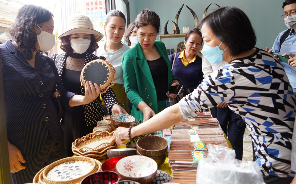 Kh&aacute;ch du lịch tham quan điểm b&aacute;n v&agrave; giới thiệu sản phẩm l&agrave;ng nghề khảm chai Chuy&ecirc;n Mỹ, huyện Ph&uacute; Xuy&ecirc;n. &nbsp;