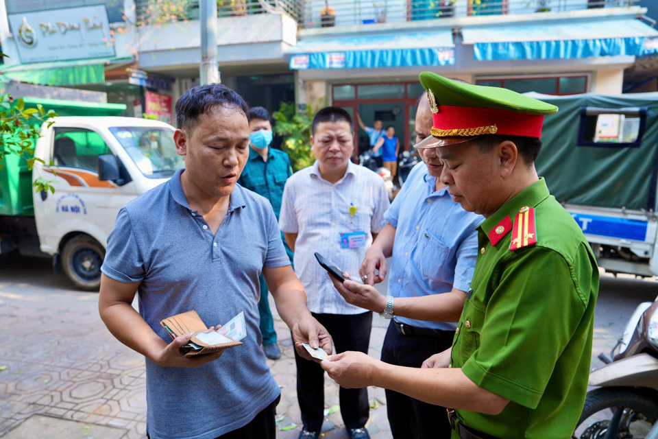 Lực lượng chức năng kiểm tra, xử l&yacute; c&aacute;c hộ kinh doanh lấn chiếm vỉa h&egrave; l&agrave;m nơi kinh doanh.