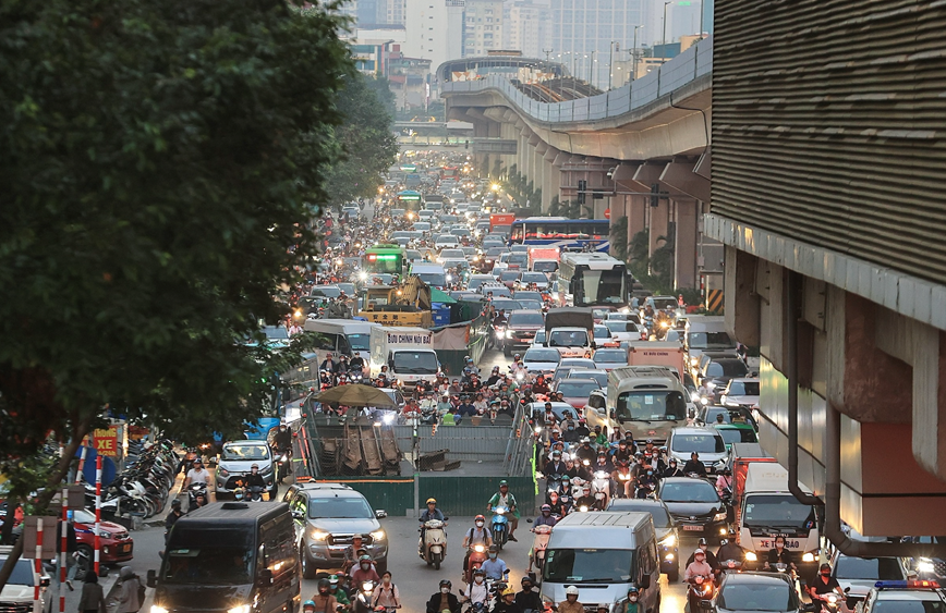 Đường Trần Ph&uacute; đang được đề xuất l&agrave; điểm đen &ugrave;n tắc mới ph&aacute;t sinh do dự &aacute;n nước thải Y&ecirc;n X&aacute; dựng l&ocirc; cốt giữa đường.