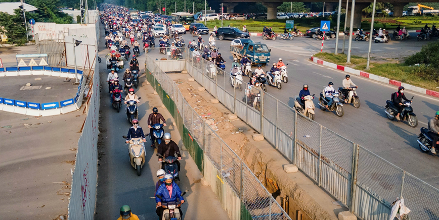 Dự &aacute;n điện lực c&ugrave;ng dự &aacute;n đường L&ecirc; Quang Đạo r&agrave;o chắn song song tr&ecirc;n đường gom Đại lộ Thăng Long g&acirc;y &ugrave;n tắc.&nbsp;